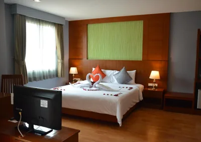 豪华套房（特大床，城市景观） — Elite Suites Patong